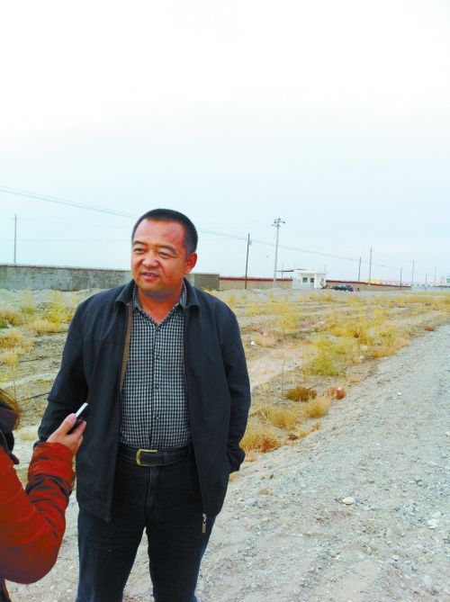 新疆建設兵團36團團長黃志平接受記者采訪